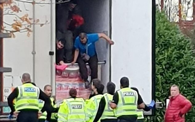 Phát hiện bà bầu, em nhỏ nghi nhập cư trốn trên thùng xe tải ở Anh Ảnh 2