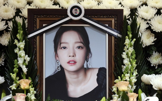 Nhiều sao nổi tiếng dự lễ an táng của Goo Hara vào sáng nay (27/11): Đúng 40 ngày đưa tiễn Sulli! Ảnh 2