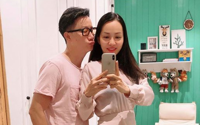 Bà xã Hoàng Bách khoe vóc dáng thon gọn bên cạnh chồng sau 2 tháng sinh con Ảnh 2