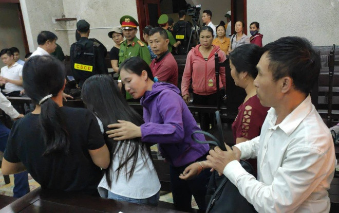 Vụ xét xử mẹ nữ sinh giao gà: Người con gái khóc nức nở khi mẹ bị kết án 20 năm tù giam Ảnh 2