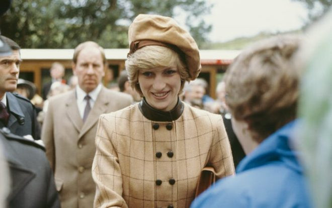 15 phong cách thời trang mùa đông vượt thời gian của Công nương Diana Ảnh 2