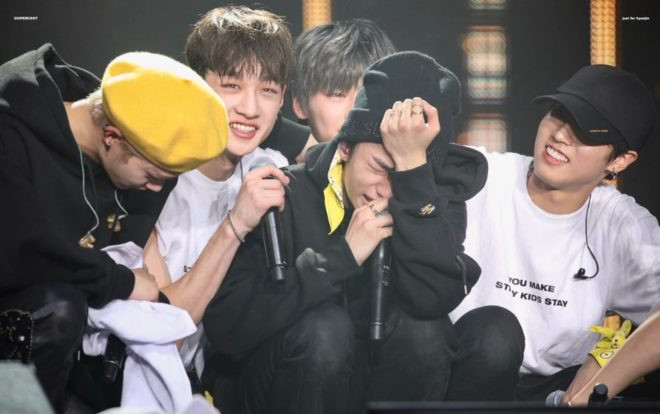 Huynjin (Stray Kids) bật khóc trên sân khấu concert: 'Các fan ơi đừng bỏ rơi chúng mình nhé!' Ảnh 2