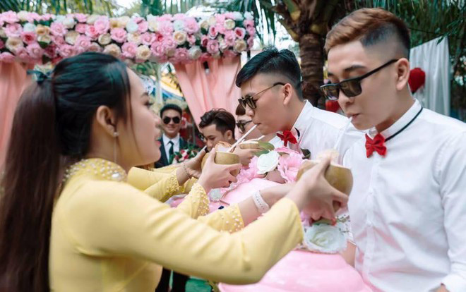 Những thử thách độc, lạ trong ngày cưới khiến dân tình ngã ngửa: Đón được dâu cũng vã hết cả mồ hôi Ảnh 2