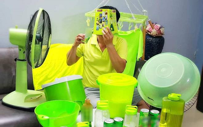 Nhanh tay bắt trend 'ton sur ton', nam giảng viên ĐH Tôn Đức Thắng chọn hẳn tông màu xanh dạ quang bắt mắt khiến giới sinh viên vô cùng thích thú Ảnh 2