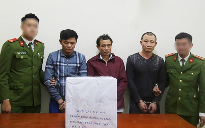 Bắt 4 đối tượng, thu giữ 10 bánh heroin và 9 kg ma túy đá dưới ngói nhà Ảnh 2