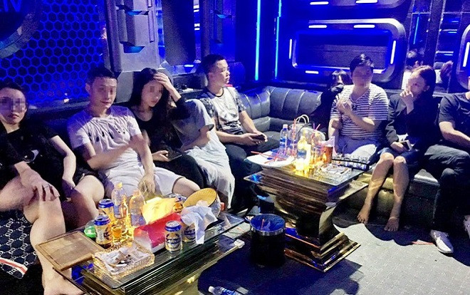 Phát hiện 10 người nước ngoài và 4 người Việt đang 'phê' ma túy trong phòng karaoke Ảnh 2