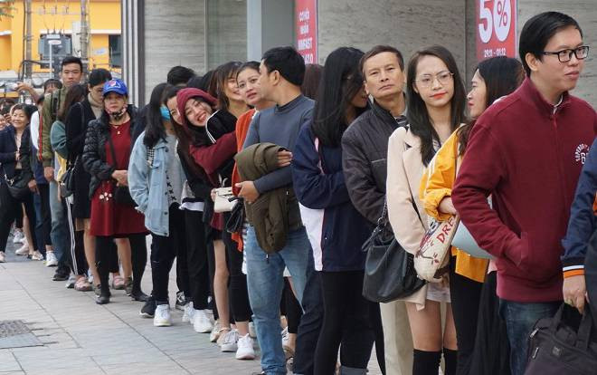 Người Hà Nội chen chân xếp hàng chờ mua hàng giảm giá sốc nhất năm, nhận quà tặng ngày Black Friday Ảnh 2