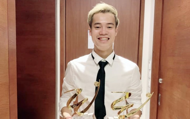 Văn Toàn tuổi 23: Đẹp trai, đá bóng giỏi, sắm ô tô bạc tỷ và 'gấu' xinh Ảnh 2