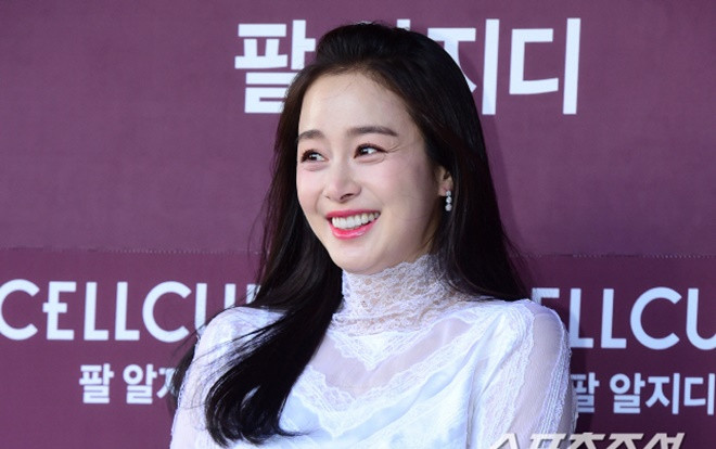 Lộ diện sau khi sinh con gái thứ 2, Kim Tae Hee tựa nữ thần mặc kệ vết chân chim Ảnh 2