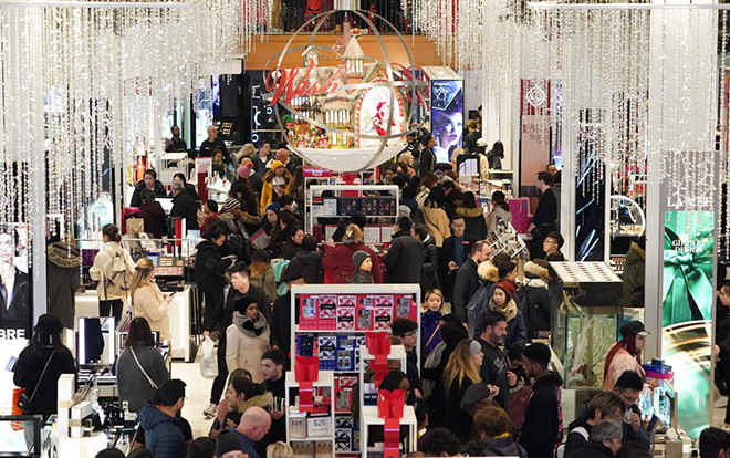 Black Friday: Dân Mỹ xếp hàng rồng rắn săn đồ sale, trung tâm mua sắm đông nghẹt Ảnh 2