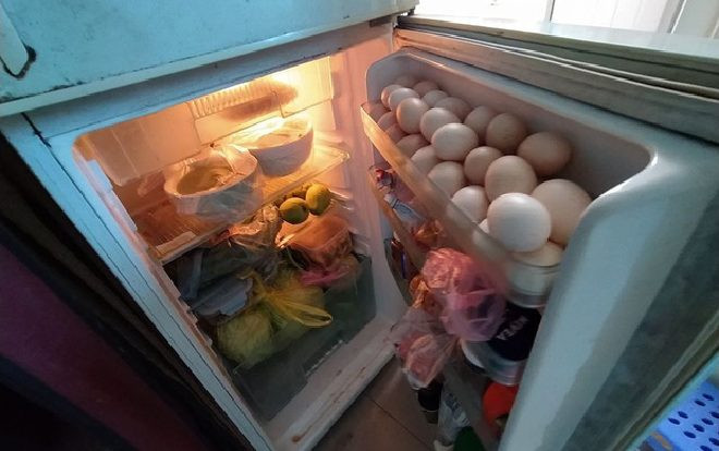 Chiếc tủ lạnh đầy ắp 'lương thực tiếp tế' khiến nhiều bạn trẻ ‘rưng rưng’: 'Bao nhiêu đồ ăn ngon quê nhà gửi cho đứa con nơi phố thị xa hoa' Ảnh 2