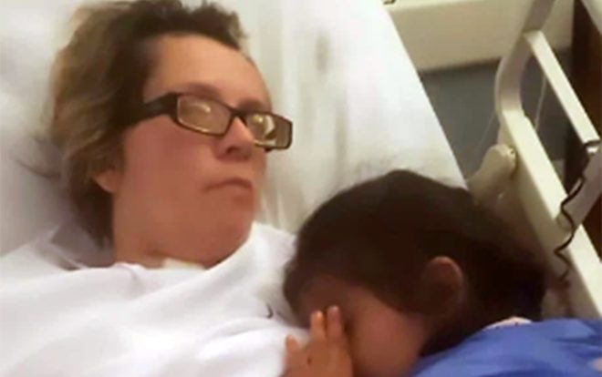 Con gái nhỏ khóc kêu đói bụng, bà mẹ hôn mê sâu bất ngờ phản ứng khiến ai cũng bật khóc Ảnh 2