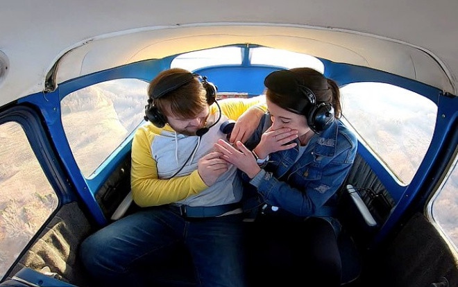 Đưa bạn gái lên máy bay, chàng trai có màn cầu hôn siêu lãng mạn Ảnh 2