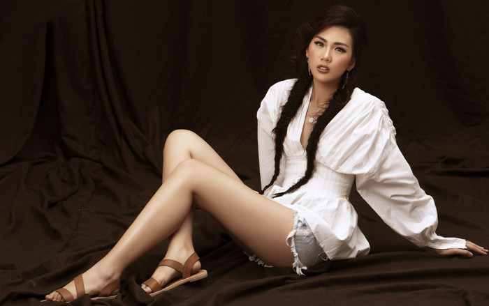 Siêu mẫu Vàng Bùi Quỳnh Hoa hóa nàng du mục gợi cảm Ảnh 2