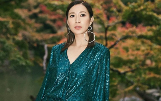 'Chất' chơi như chị đẹp Xa Thi Mạn trong bộ váy xanh chói hết cả mắt Ảnh 2