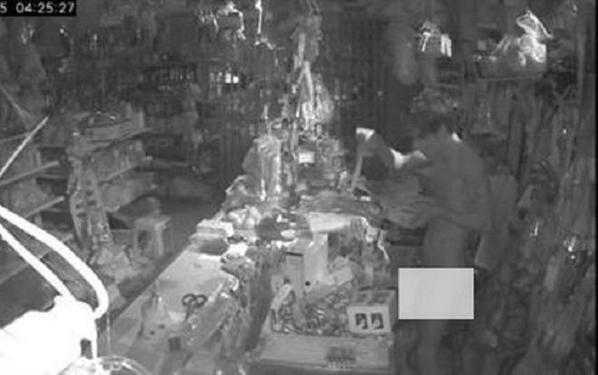 Nam thanh niên trần truồng bôi nhớt lên người rồi đột nhập tiệm tạp hóa trộm cắp tài sản Ảnh 2