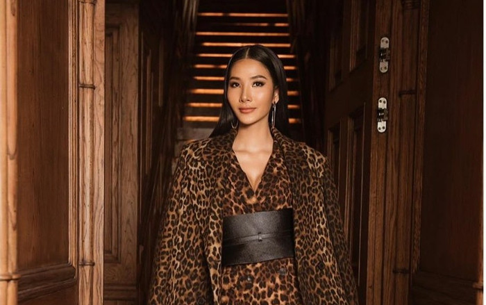 'Chiêu bài' thời trang cực đỉnh của Hoàng Thùy tại Miss Universe, bảo sao thần thái lúc nào cũng như 'chị đại' Ảnh 2