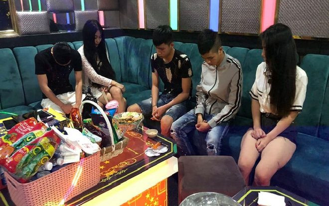 Phát hiện 22 nam nữ dương tính với chất ma túy trong quán karaoke Ảnh 2