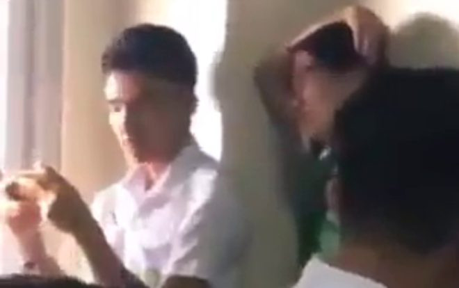 Khoảnh khắc nam sinh giật mình khiến cộng đồng mạng không thể nhịn cười: ‘Hết hồn chim én là có thật các bác ạ!’ Ảnh 2