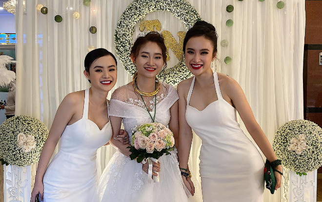 'Chị chị em em' nhà Angela Phương Trinh rủ nhau diện đồ đôi khoe vai trần gợi cảm Ảnh 2