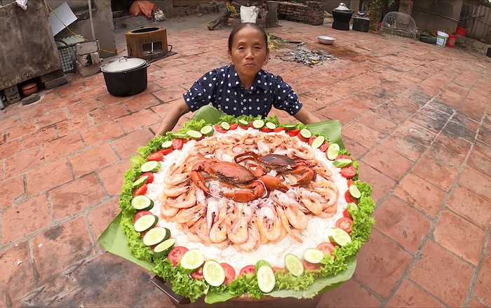 Làm nia cơm hải sản 'siêu to khổng lồ', Bà Tân Vlog khiến dân mạng khó hiểu vì cách làm khác lạ Ảnh 2