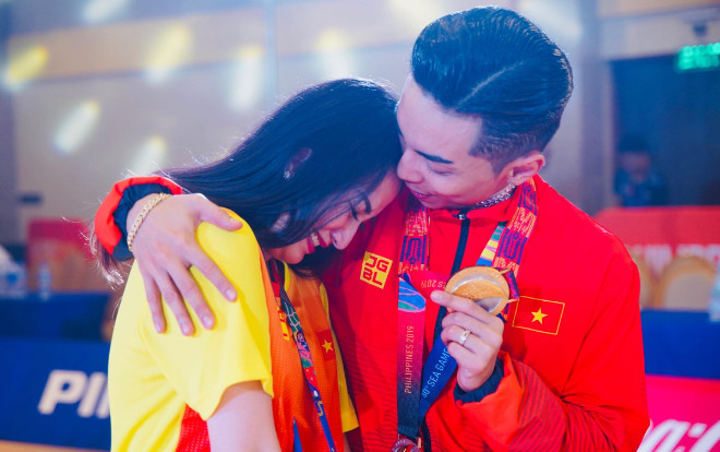 Khánh Thi oà khóc trong vòng tay chồng khi Phan Hiển đoạt huy chương vàng SEA Games Ảnh 2