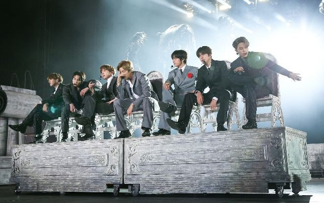 Giải mã màn trình diễn của BTS tại MMA 2019: 7 'vị thần' nào được tái hiện ngay trên sân khấu? Ảnh 2