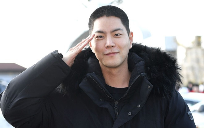 'Tam hoàng tử' Hong Jong Hyun rạng rỡ nhập ngũ, Kim Woo Bin cổ vũ nhiệt tình Ảnh 2