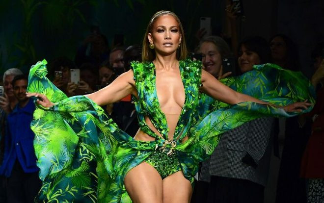 Chiếc váy Versace nổi tiếng của Jennifer Lopez dính vào kiện tụng bạc tỷ Ảnh 2
