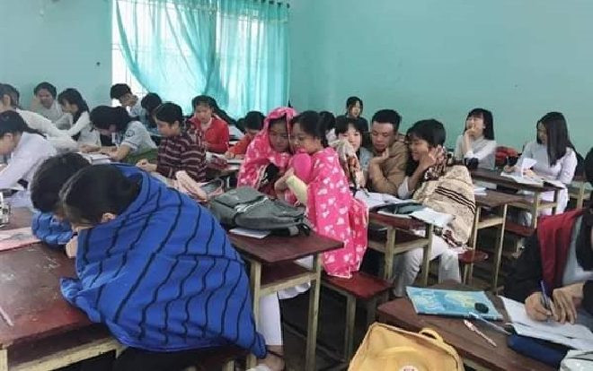 Muôn kiểu ‘ứng phó’ thời tiết lạnh giá mùa đông của học sinh: Đem chăn bông vào lớp, quấn khắp người khi đạp xe Ảnh 2