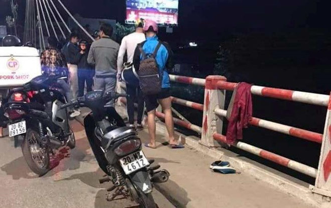 Người phụ nữ cởi áo khoác cùng đôi giày để lại trên thành cầu rồi nhảy xuống sông tự tử Ảnh 2