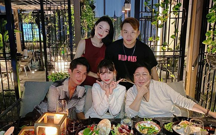 Sĩ Thanh đưa Huỳnh Phương về nhà chúc mừng sinh nhật mẹ: 'Giờ mẹ có 4 đứa con' Ảnh 2