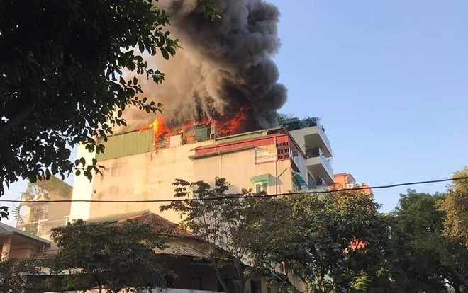 Cháy lớn quán Karaoke Nhất Thống KTV trên phố Thi Sách, nhiều người dân hoảng sợ Ảnh 2