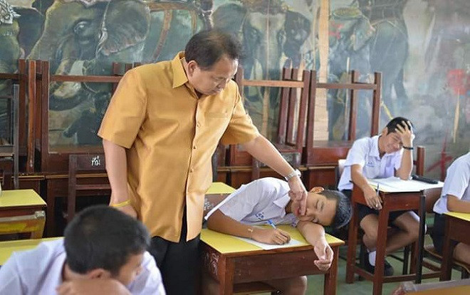 Phát hiện học trò ngủ say sưa trong lớp học, thầy giáo đã có phản ứng cực ‘bá đạo’ khiến CĐM cười ngất Ảnh 2