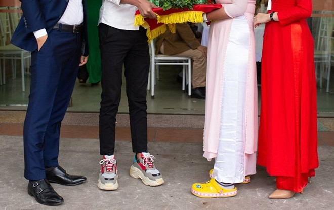 Ngán ngẩm hình ảnh 'nam thanh nữ tú' đi giày sneaker, dép sục đứng bê tráp, còn tỏ thái độ khó chịu khi bị nhắc nhở Ảnh 2
