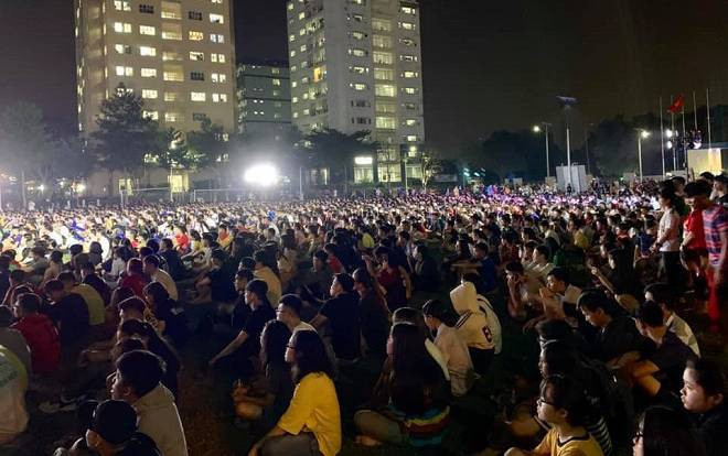 Hàng ngàn sinh viên KTX ĐHQG TP.HCM hào hứng cổ vũ tuyển U22 Việt Nam gặp U22 Singapore Ảnh 2