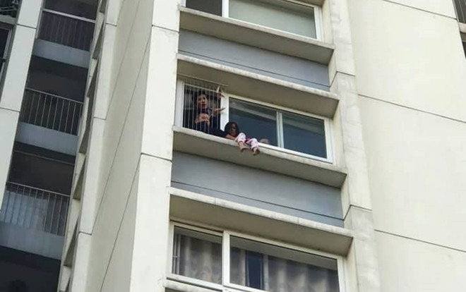 Kinh hãi bé gái ngồi vắt vẻo ngoài ban công tầng 6 chung cư Ecopark, bảo vệ toà nhà phải lên phá cửa giải cứu Ảnh 2