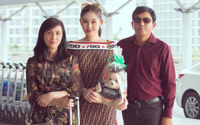 Bố mẹ 'tháp tùng' Lê Âu Ngân Anh sang Anh nhận bằng thạc sĩ Ảnh 2