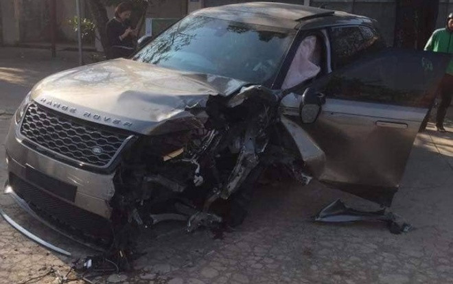 Xế sang Range Rover biến dạng phần đầu, văng bánh sau khi gây tai nạn khiến 2 người bị thương Ảnh 2