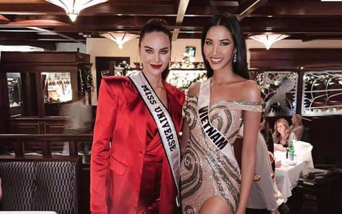 Diện váy xẻ, Hoàng Thùy khiến fan sướng điên người khi lấn át cả đương kim Miss Universe Catriona Gray Ảnh 2