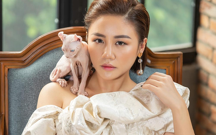 Văn Mai Hương khiến fan thích thú khi ngồi hát cùng mèo trong OST Anh trai yêu quái Ảnh 2
