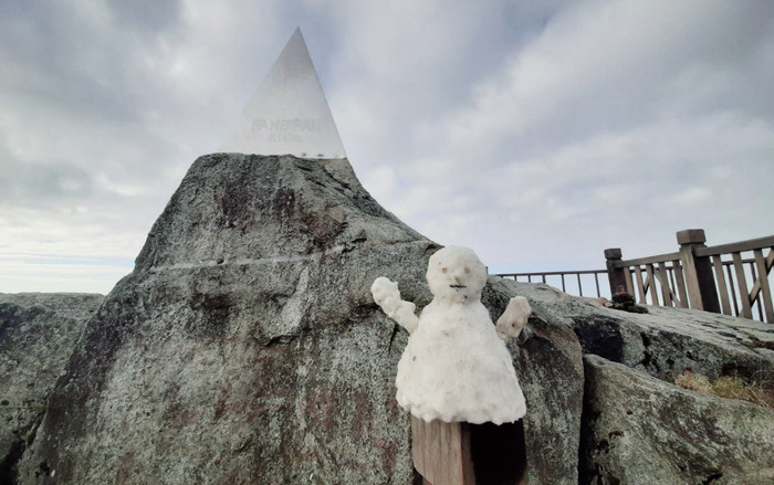 Nhiệt độ xuống âm 1 độ xuất hiện băng giá cực đẹp như trời Âu trên đỉnh Fansipan Ảnh 2