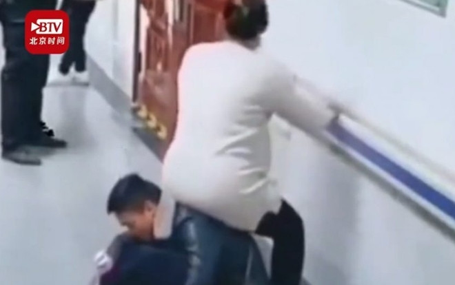 Ngồi xổm làm ghế cho vợ bầu ngồi, ông chồng gây tranh cãi trên mạng xã hội Ảnh 2