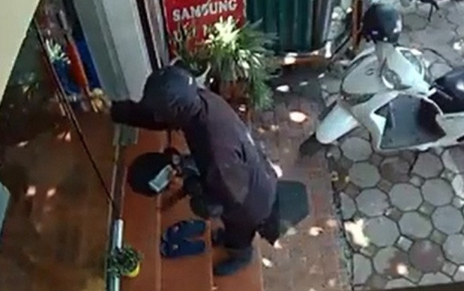 Chủ cửa hàng điện thoại ở Hà Nội kể lại phút người mặt đen ‘quái dị’ cầm đầu gà đi ăn xin, cố đập cửa xông vào nhà Ảnh 2