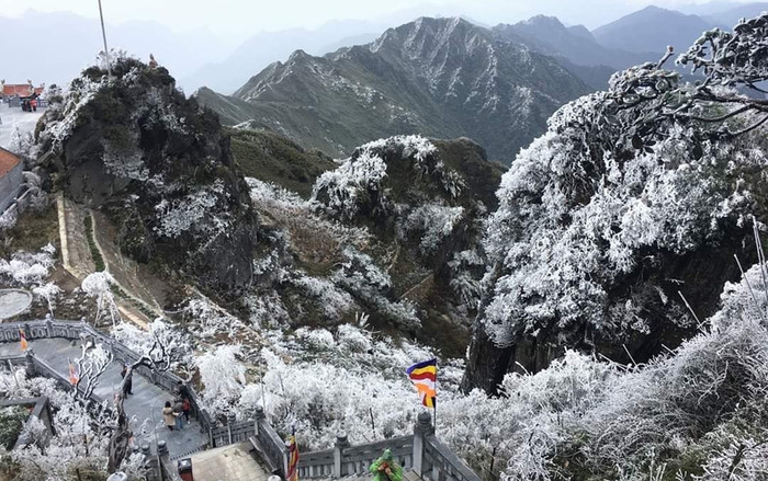 Fansipan xuất hiện tuyết, cả đỉnh núi đẹp kỳ ảo trong sắc trắng Ảnh 2