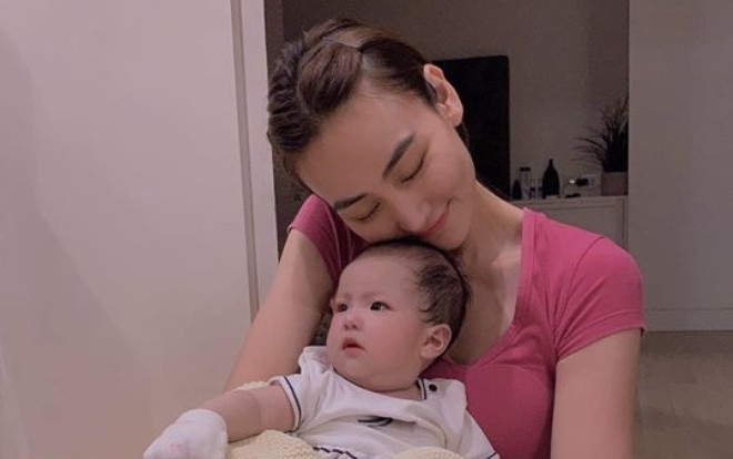 Ôm con gái Lê Phương, Ngân Khánh bị fan trêu: 'Con mẹ Phương mà giống mẹ Khánh' Ảnh 2