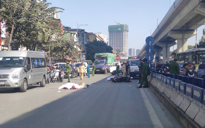 Xe tải tông vào đuôi xe máy ngay gần hầm chui Thanh Xuân, 2 người tử vong thương tâm Ảnh 2