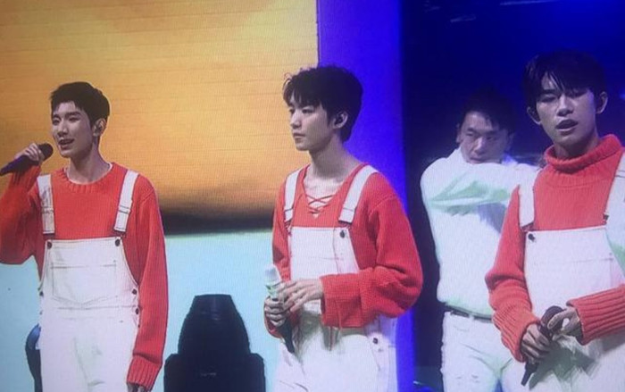 TFBoys đứng cùng một sân khấu, fan chê tạo hình trang phục Ảnh 2