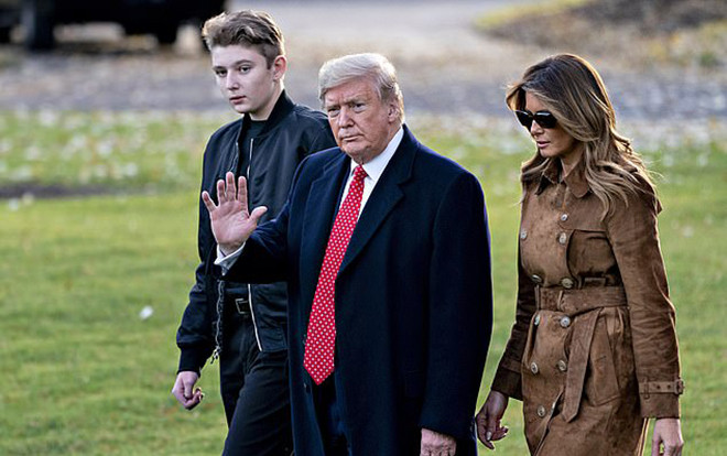Barron bị điểm tên trong phiên điều trần luận tội ông Trump và phản ứng bất ngờ của bà Melania Ảnh 2