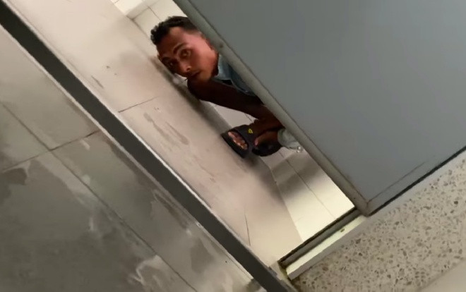 Dùng nhà vệ sinh công cộng, cô gái hoảng hốt trước hành động của gã biến thái Ảnh 2
